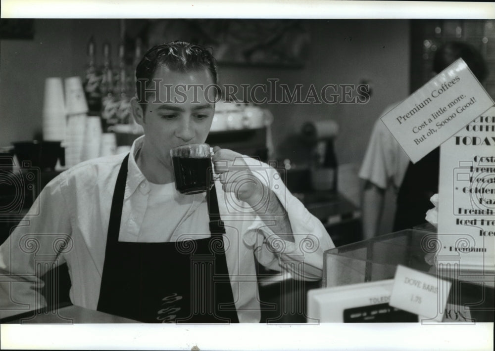 1992 Press Photo Scott Hawk assistant manager of Victor Allen&#39;s Coffee &amp; Tea Inc - Historic Images