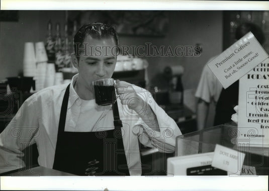 1992 Press Photo Scott Hawk assistant manager of Victor Allen's Coffee & Tea Inc - Historic Images