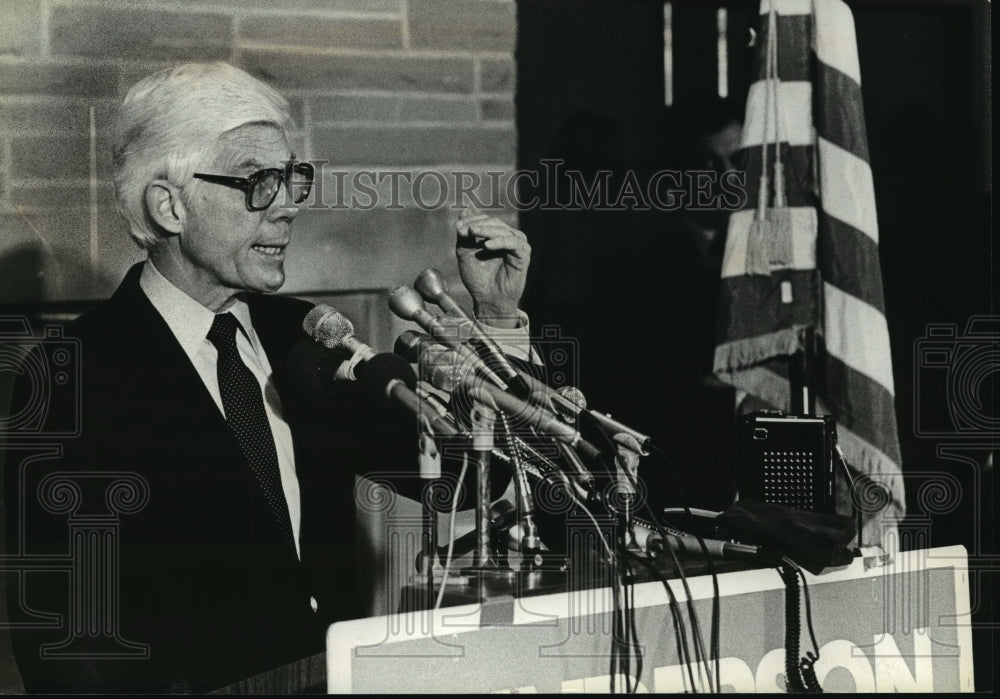 1980 Press Photo Rep John B Anderson talked at the University of Wisconsin- Mil - Historic Images