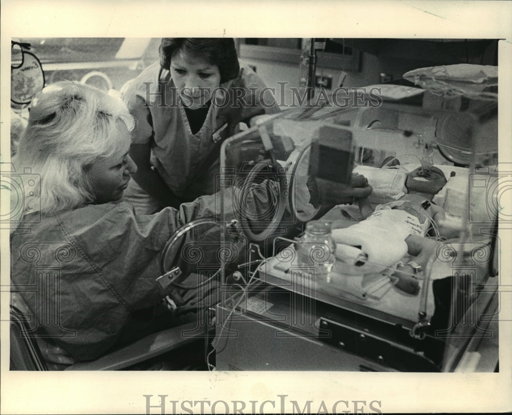 1985 Press Photo Barbara Steffen saw her newborn for first time w/ Nancy Heidel-Historic Images