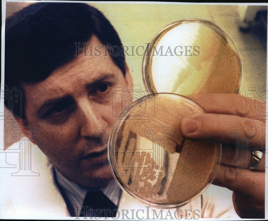 1994 Press Photo Scientist Robert Osburn who works at the Lipha Tech Inc lab - Historic Images
