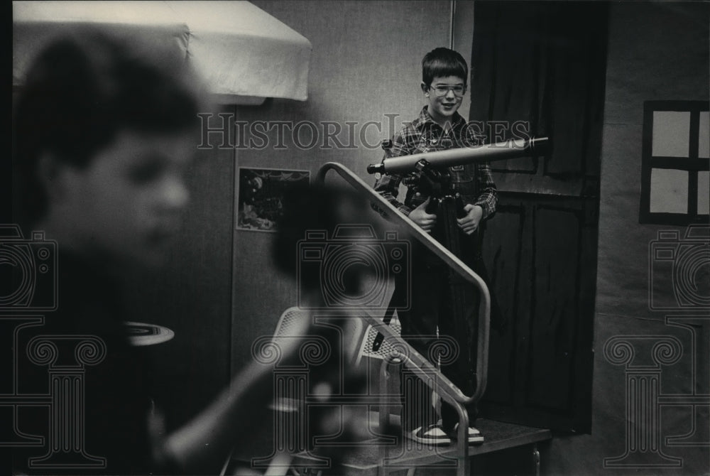 1985 Press Photo 6th grader Philip Barnhart, 11 with a telescope - mja11744 - Historic Images