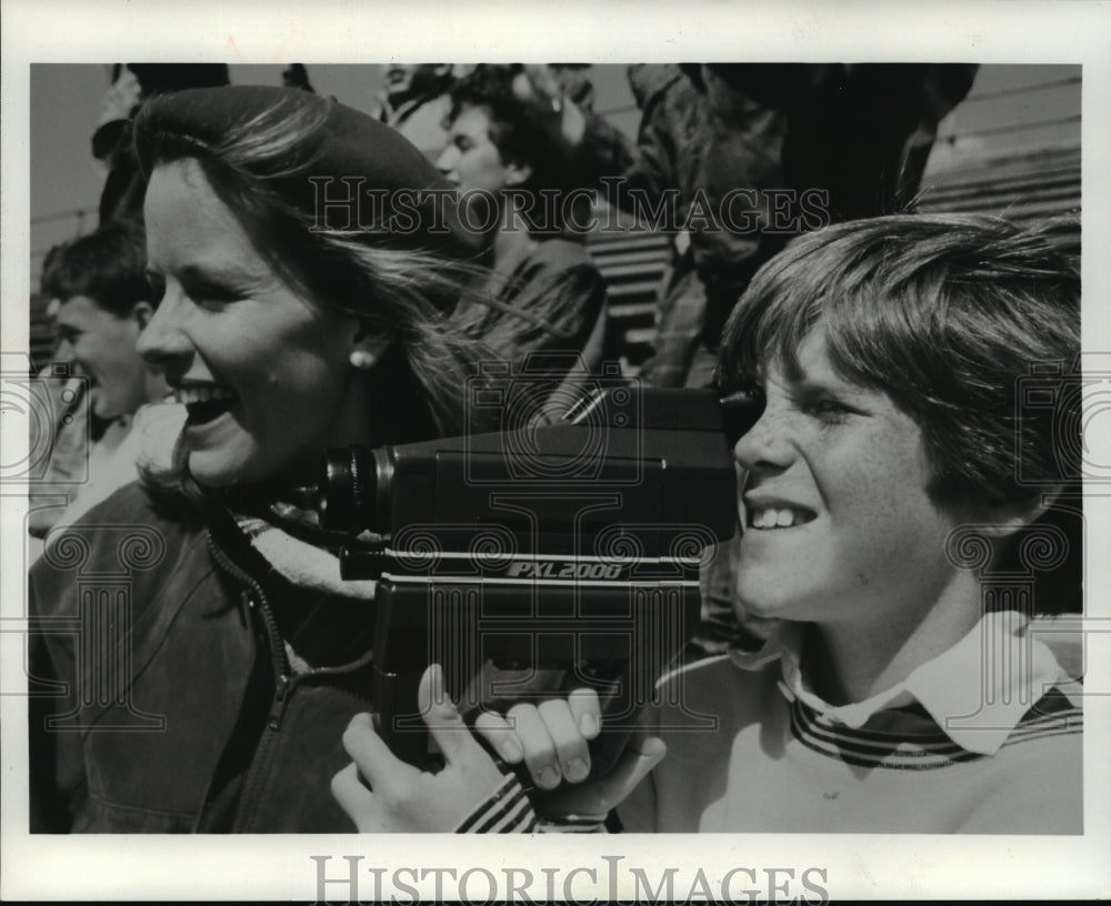 1991 Press Photo Vacation images look better when video-camera's allowed to run - Historic Images