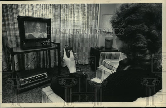 1985 Press Photo One push of the button and zap- that commercial is gone - Historic Images