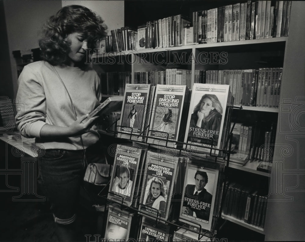 1988 Press Photo Dawn Fallon browses at Webster&#39;s Books for Self-help tape - Historic Images