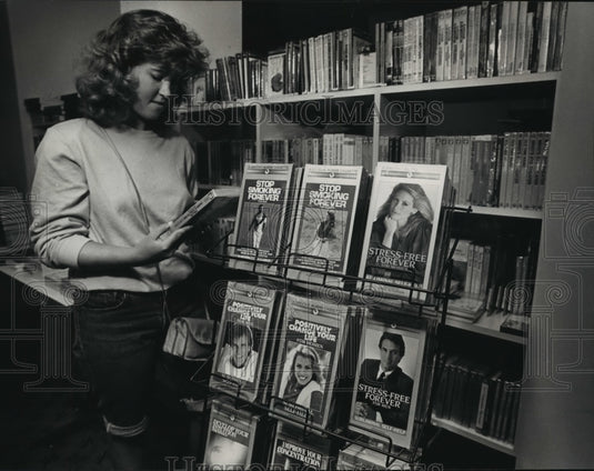1988 Press Photo Dawn Fallon browses at Webster's Books for Self-help tape - Historic Images