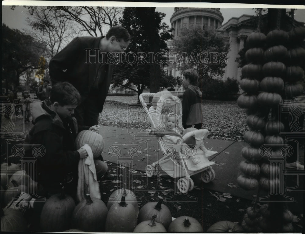 1993 Press Photo Adam Geisler selling pumpkin at the Sunday Farmer&#39;s market-Historic Images