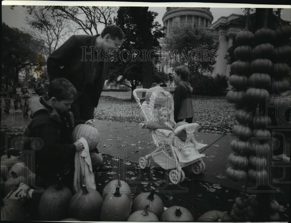 1993 Press Photo Adam Geisler selling pumpkin at the Sunday Farmer's market-Historic Images