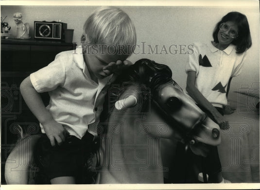 1987 Press Photo David Clayton Warren blinded as a premature baby with mother - Historic Images