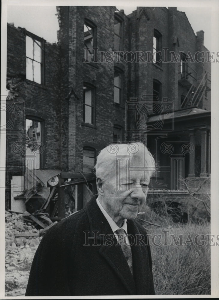 1965 Press Photo Dr. Edwin J. Elson, in front of Carlton Hotel,form Milw.-Female-Historic Images