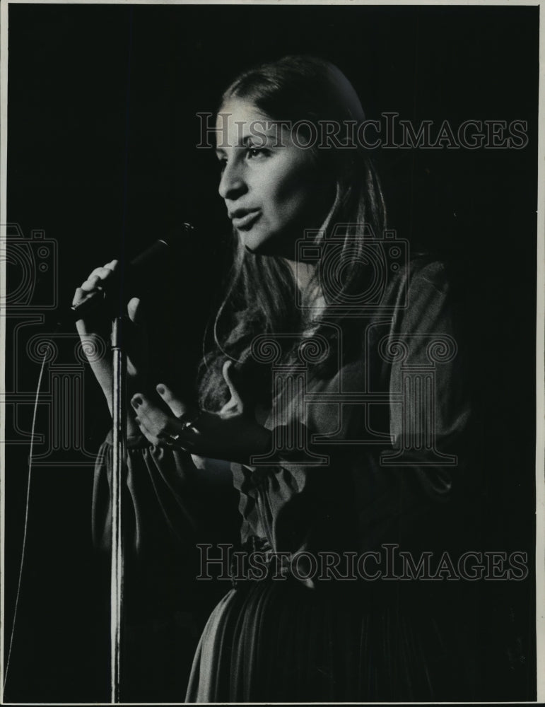 1977 Press Photo Julie Budd performs at the Johnny Carlson show - mja12103 - Historic Images