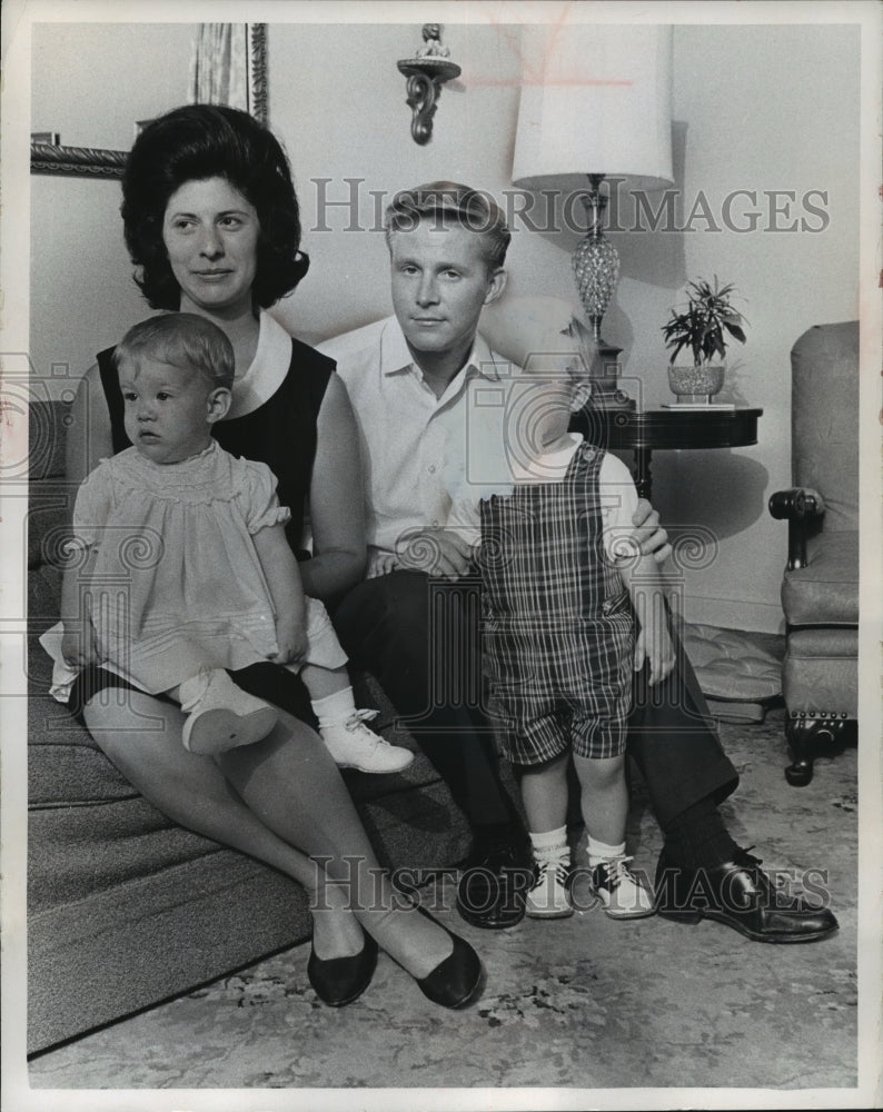 1966 Press Photo Pianist ralph Votapek &amp; his wife Albertine &amp; children-Historic Images