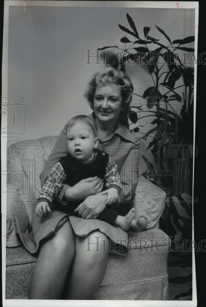 1973 Press Photo Congressman&#39;s wife Lorayne Baldus &amp; her youngest child Daniel - Historic Images