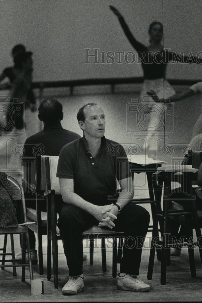 1985 Press Photo Peter Anastos watched a Milwaukee Ballet rehearsal - mja12423 - Historic Images