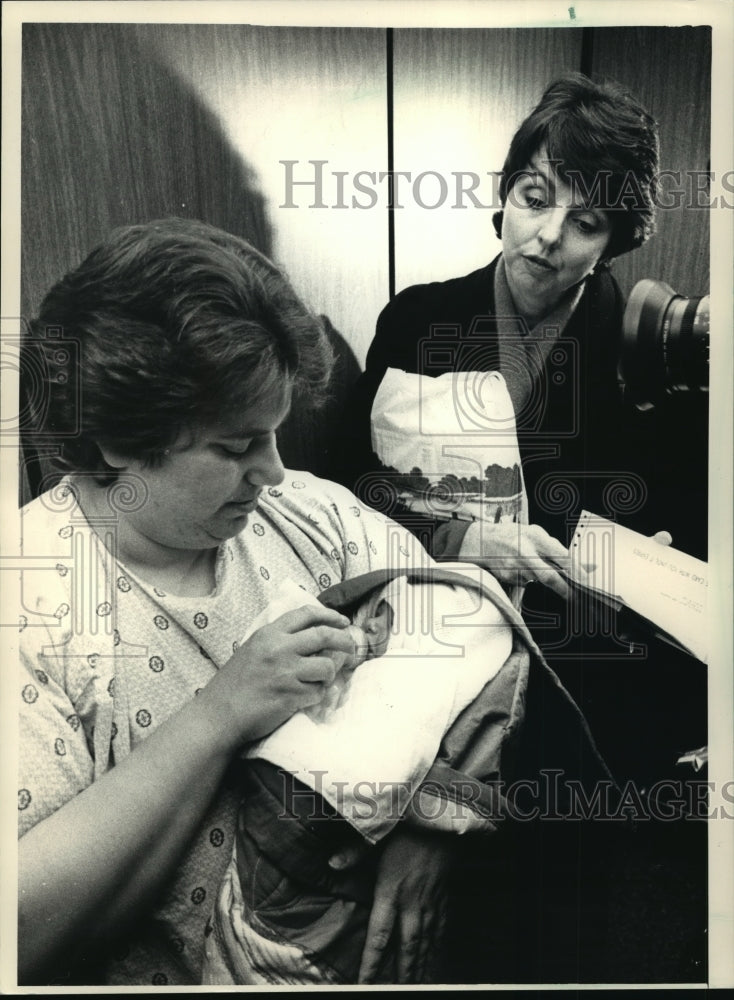 1988 Press Photo Kathleen Mateika, assistant head nurse in the newborn nursery - Historic Images