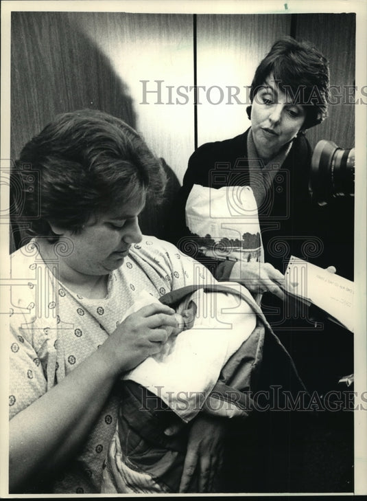 1988 Press Photo Kathleen Mateika, assistant head nurse in the newborn nursery - Historic Images