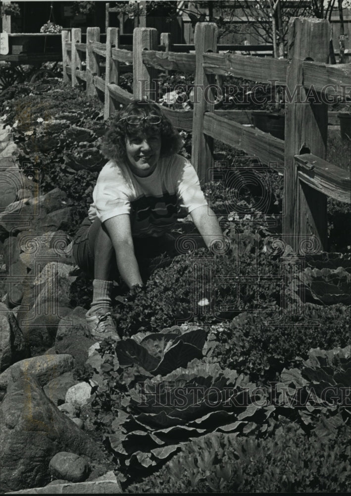 1990 Press Photo Carol Marks grows flowering kale alongside the parking lot - Historic Images