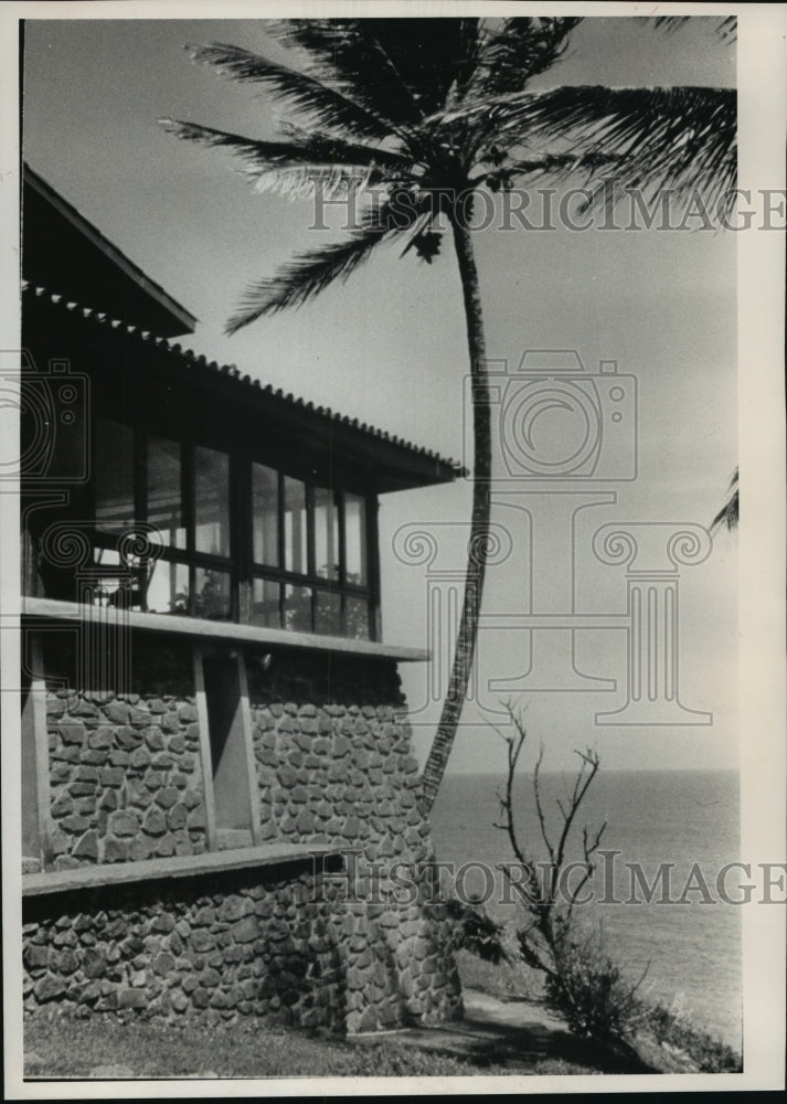 1989 Press Photo The Enseada das Laies overlooks the sea in Brazil, buildings - Historic Images