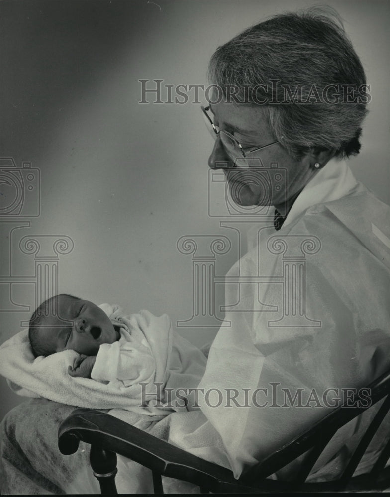 1983 Press Photo Jean Downie admires newborn Sara Zmudzinski - mja12536 - Historic Images