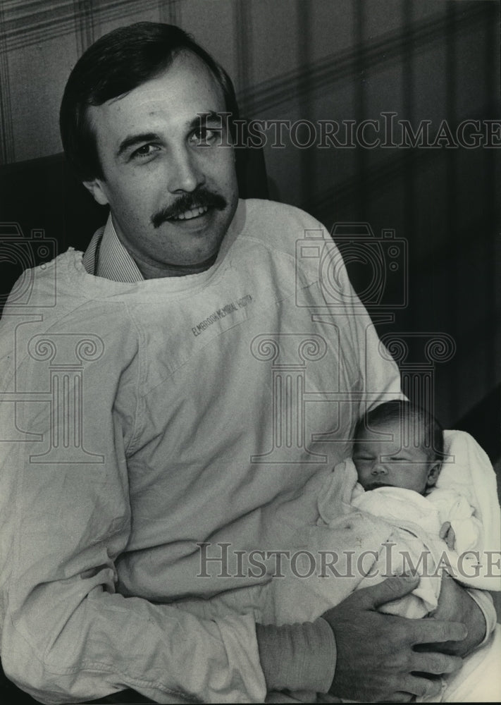 1984 Press Photo Mark Beyer held his newborn daughter - mja12537-Historic Images