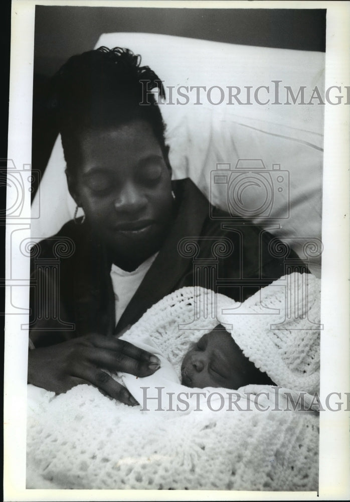 1994 Press Photo Ebony Hayes, 1st baby born in Milwaukee 1994 - mja12539 - Historic Images