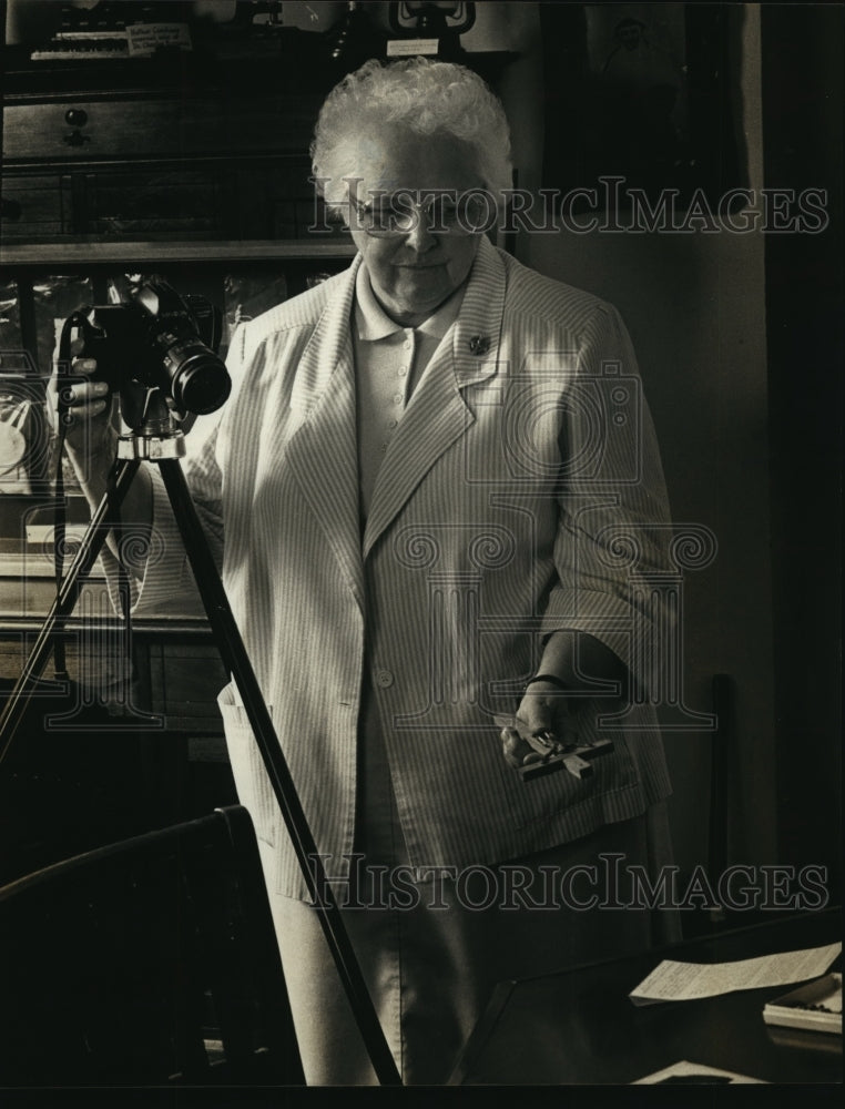 1992 Press Photo Sister Mary Luke Baldwin sets up a photograph of artifacts-Historic Images