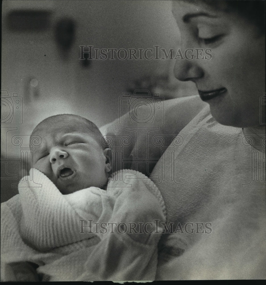 1982 Press Photo Nurse Rhonda Schutkin w/ abandoned baby at Columbia Hospital - Historic Images