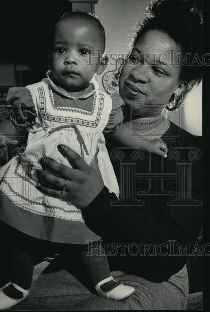 1984 Press Photo Angie Verser held her 1yr old daughter Delisha - mja12623-Historic Images