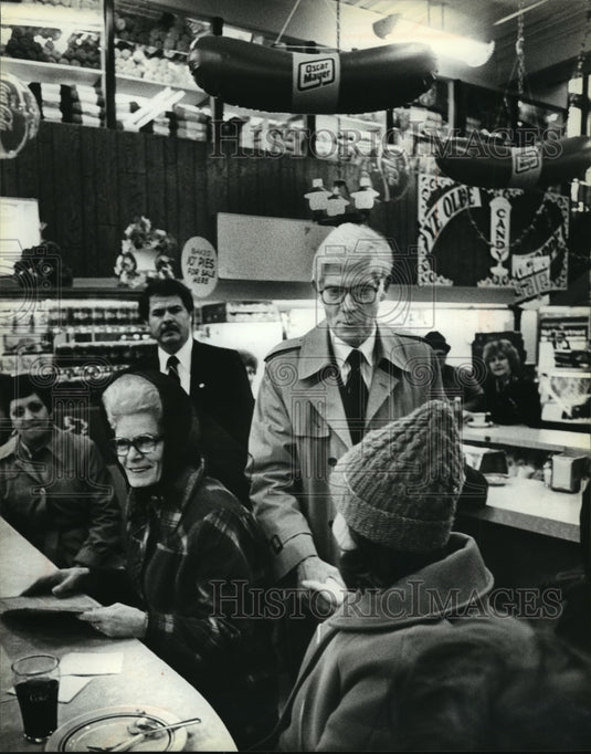 1980 Press Photo Rep. John Anderson shook hands with a patron at Goldmann-Historic Images