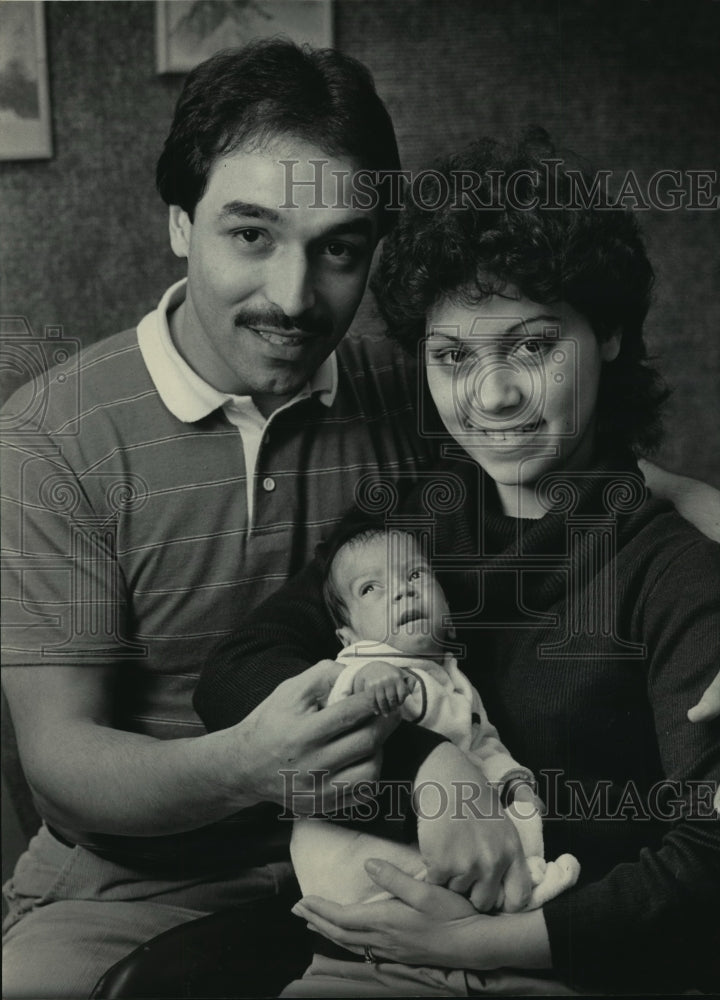 1984 Press Photo Edwin &amp; Mildred Negron w/ 7mos old son Edwin, Jr, pre-mature-Historic Images
