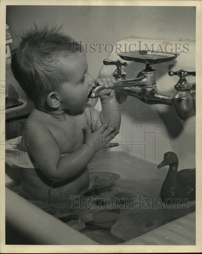 1945 Press Photo Baby taking a bath - mja12672 - Historic Images