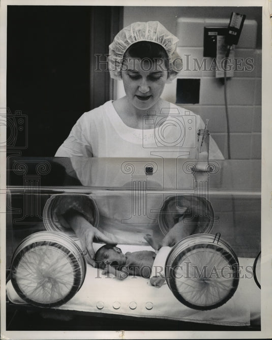 1963 Pamela Goese born weighing 29 1/2 ounce in intensive care - Historic Images