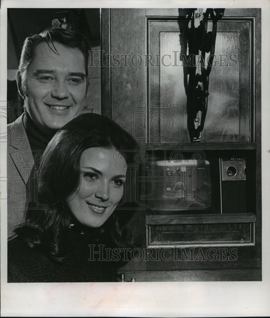 1971 Press Photo Dave & Barbara Baldwin, owners of Gatsby's w/ Circuit TV - Historic Images