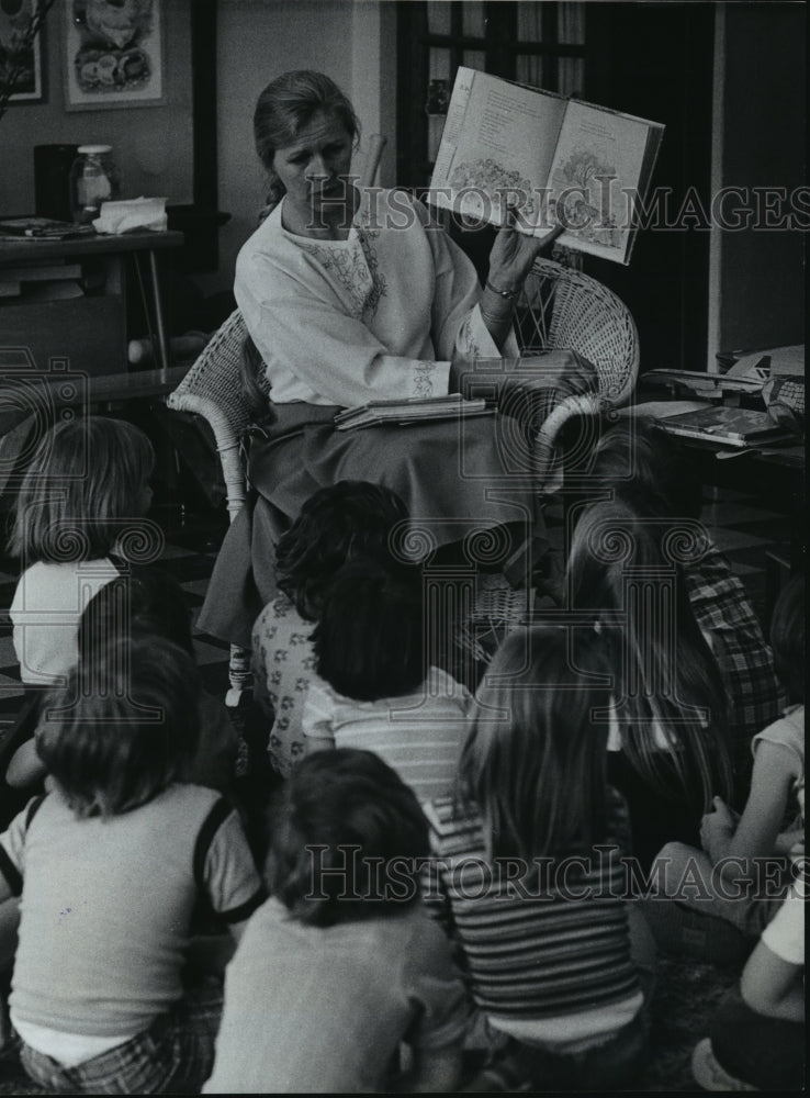 1979 Press Photo Lorna Balian reading to children at Longfellow Elementary Sch - Historic Images