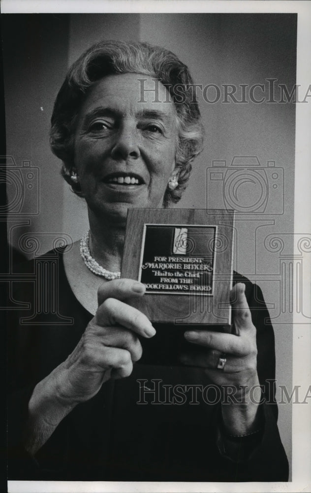 1973 Press Photo Mrs. Bitker honored for her service as Bookfellows&#39; president - Historic Images