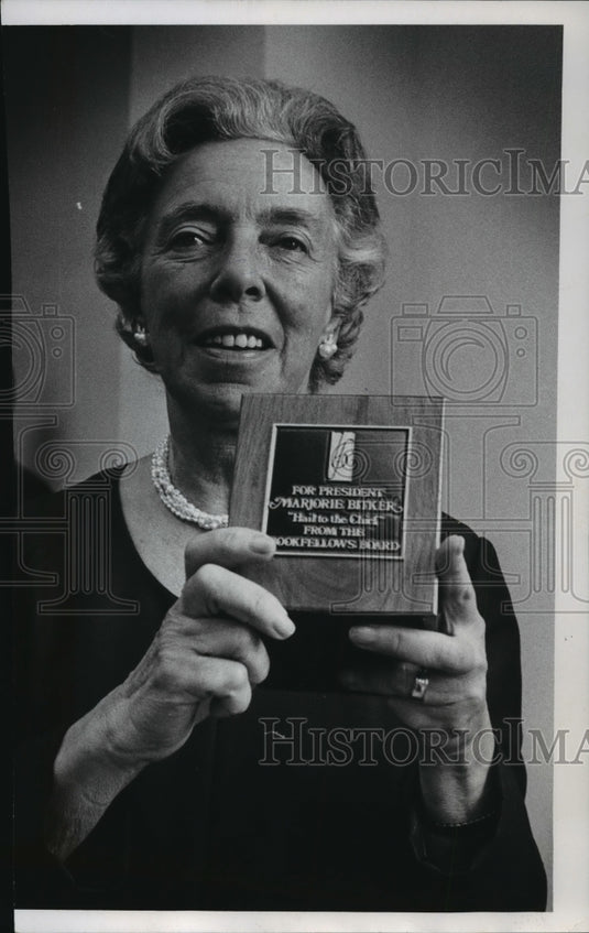 1973 Press Photo Mrs. Bitker honored for her service as Bookfellows' president - Historic Images