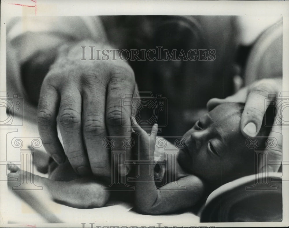 1975 Press Photo A stethoscope was adjusted to the chest of a 3 day old infant-Historic Images
