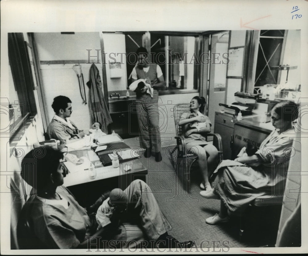 1975 Press Photo McCarney and other colleagues in the nursery, midnight feeding - Historic Images