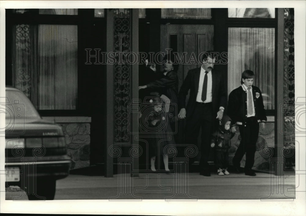 1992 Press Photo Friends and relatives of Barbara Anderson - mja12873 - Historic Images