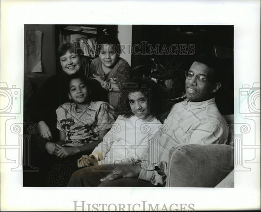 1994 Press Photo Otis and Ellen Anderson relax at home with their children - Historic Images