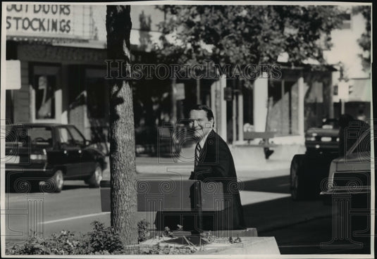 1988 Press Photo Eau Claire City Manager Eric A. Anderson sits - mja12879 - Historic Images