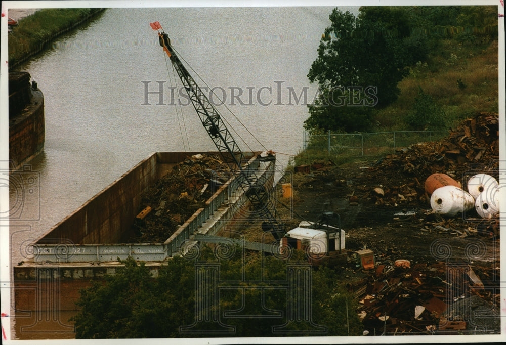 1993 Press Photo Scrap metal is loaded at Balco Metals Inc - mja12922 - Historic Images