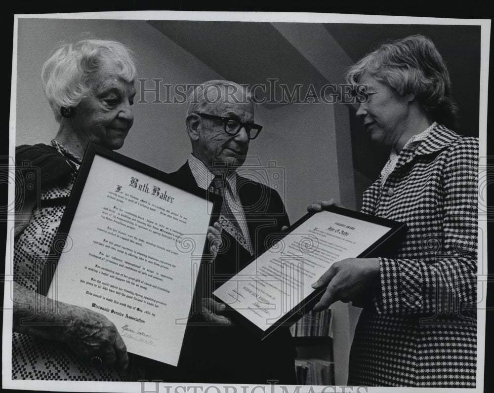 1977 Press Photo Mrs George Watts presented Mr &amp; Mrs John Baker honored at Baker-Historic Images