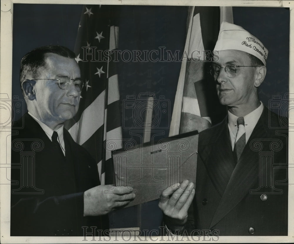 1974 Press Photo John G Baker accepts award from HW Sontag in behalf of Journal - Historic Images