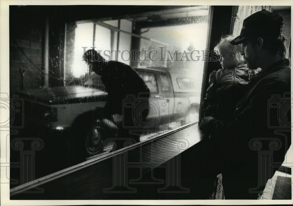 1990 Press Photo John Tram &amp; daughter Jennifer watches Chevy truck at Car Wash - Historic Images