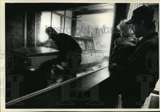 1990 Press Photo John Tram & daughter Jennifer watches Chevy truck at Car Wash - Historic Images