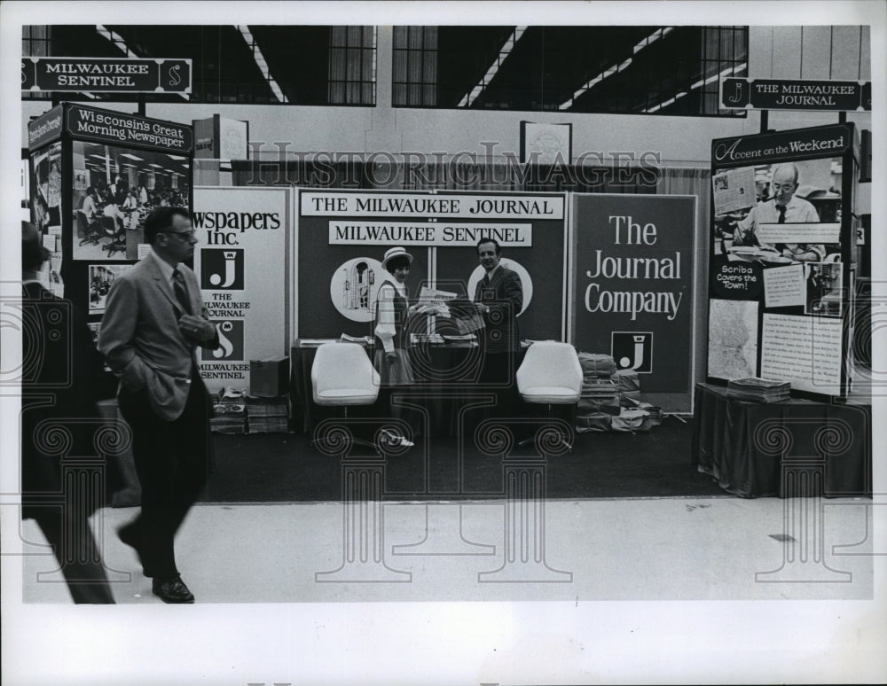 Press Photo Bill Warmuth at The Journal Company booth - mja12962 - Historic Images