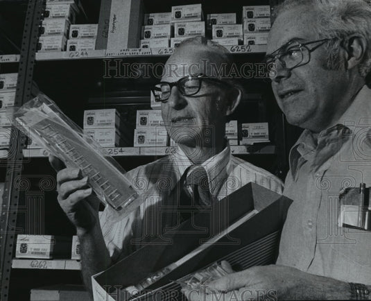1975 Press Photo Bruce Walthers and Ben Talsky examine a model rail-roading kit-Historic Images