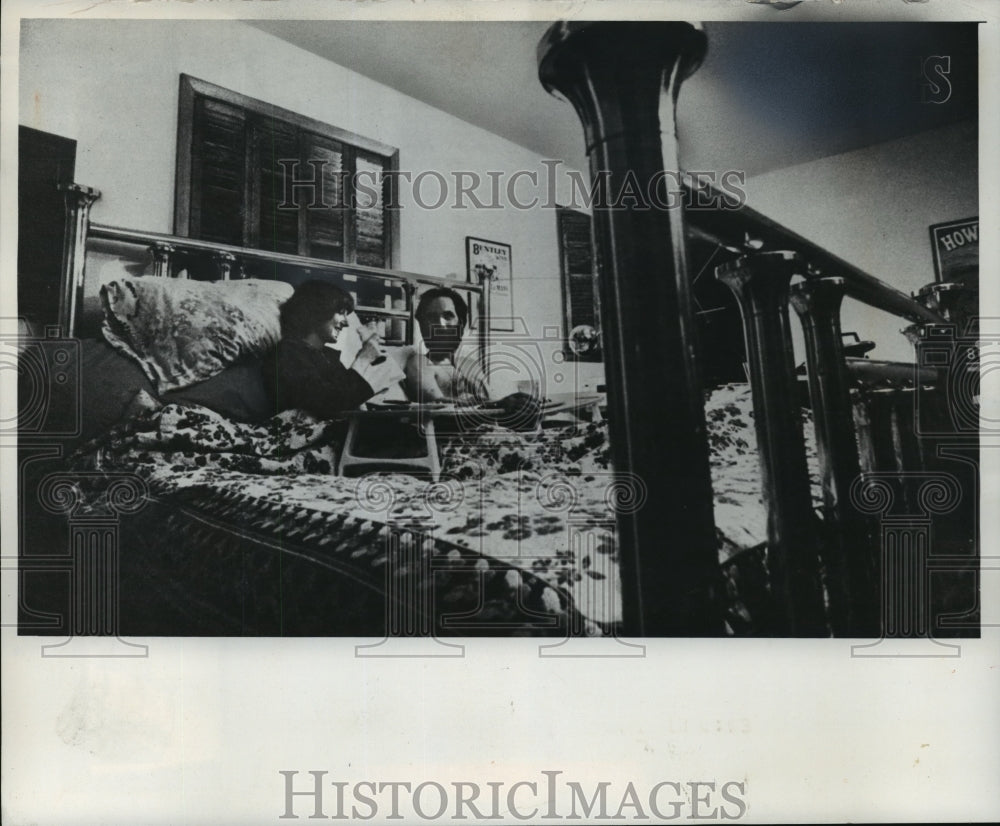 1975 Press Photo The Walsters, Elaine and Bill, dine often in Bill&#39;s bed-Historic Images
