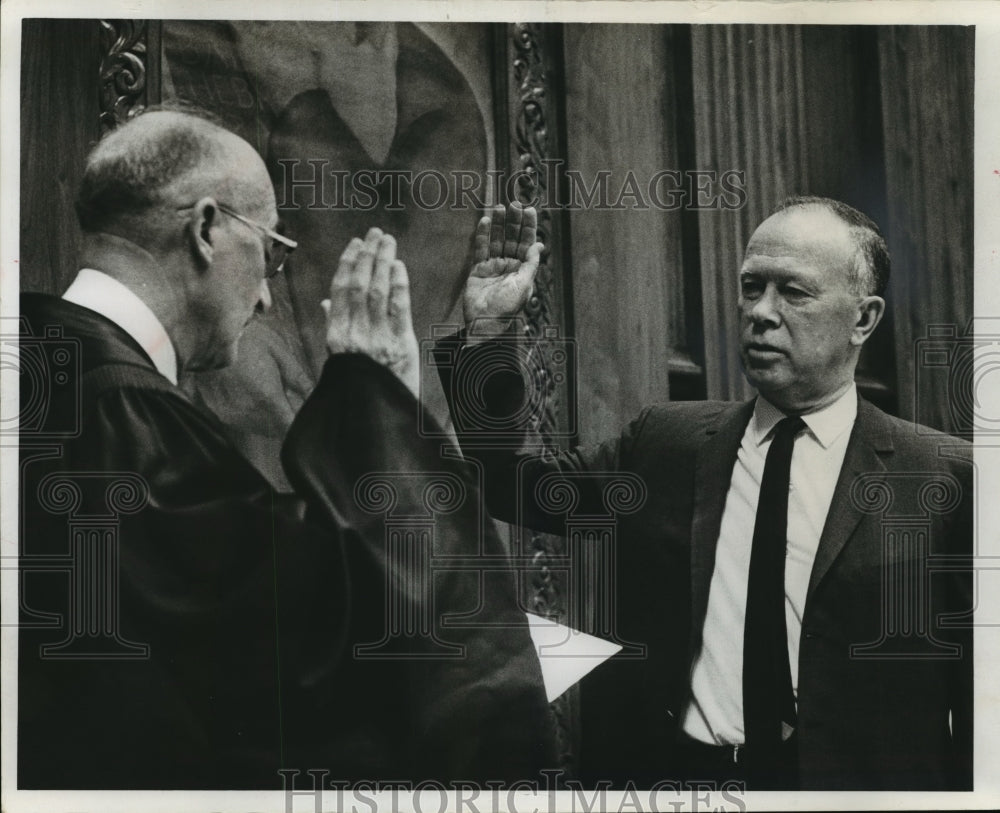 1964 Press Photo Chief Justice George Currie swearing in Elliot Walstead - Historic Images